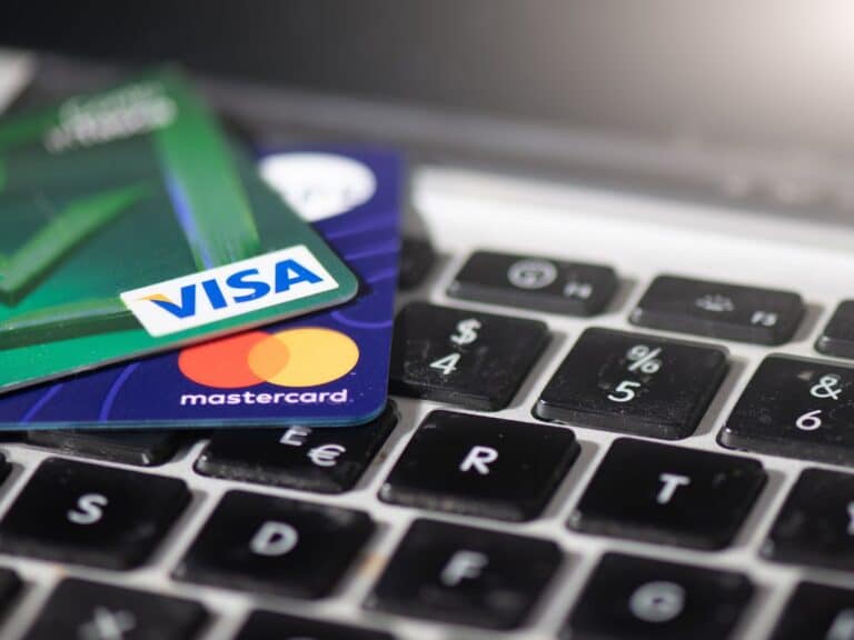 ЕС подумывает об отказе от Visa, Mastercard и PayPal